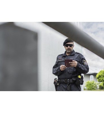 Polizist mit Schutzbrille