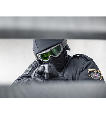 Polizist mit Laserschutzbrille