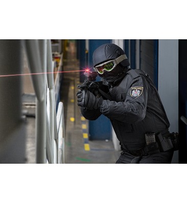 Polizist mit Laserschutzbrille